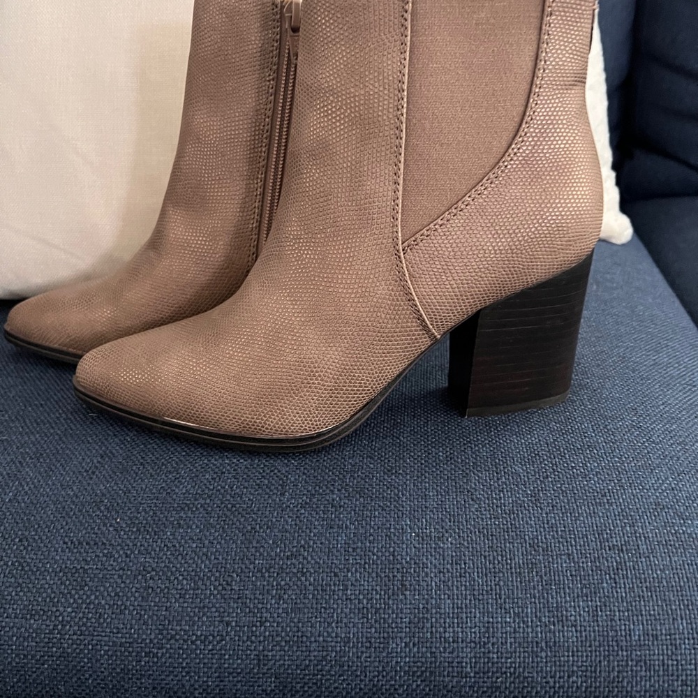 Women's Tan Ankle Boots size 9 never worn